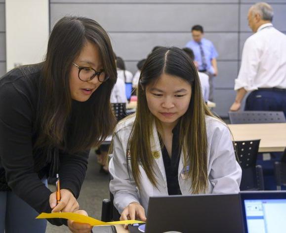 PharmD student with faculty member Yvonne Mai