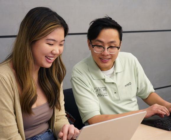 PharmD student with high school student at Summer Institute 